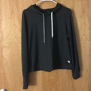 Vuori Graphite Cropped Hooded Shirt